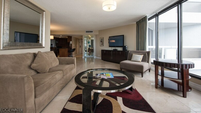 The Grand Condos By Edgewater One Ir