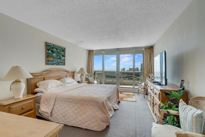 The Grand Condos By Edgewater One Ir
