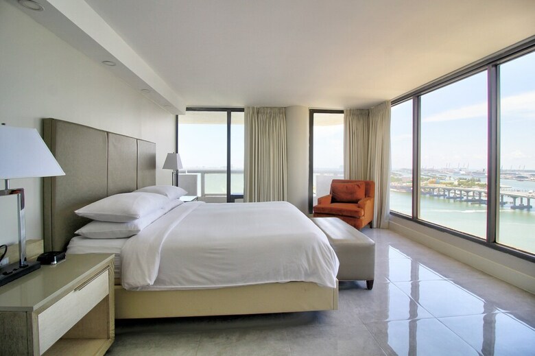 The Grand Condos By Edgewater One Ir