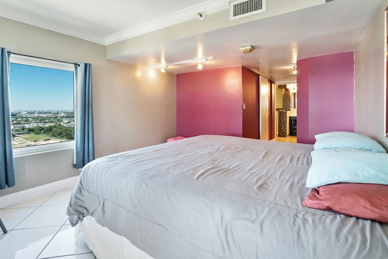 The Grand Condos By Edgewater One Ir