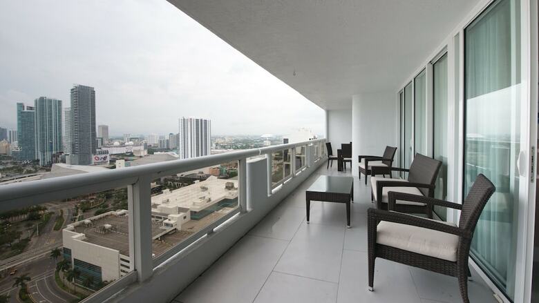 The Grand Condos By Edgewater One Ir