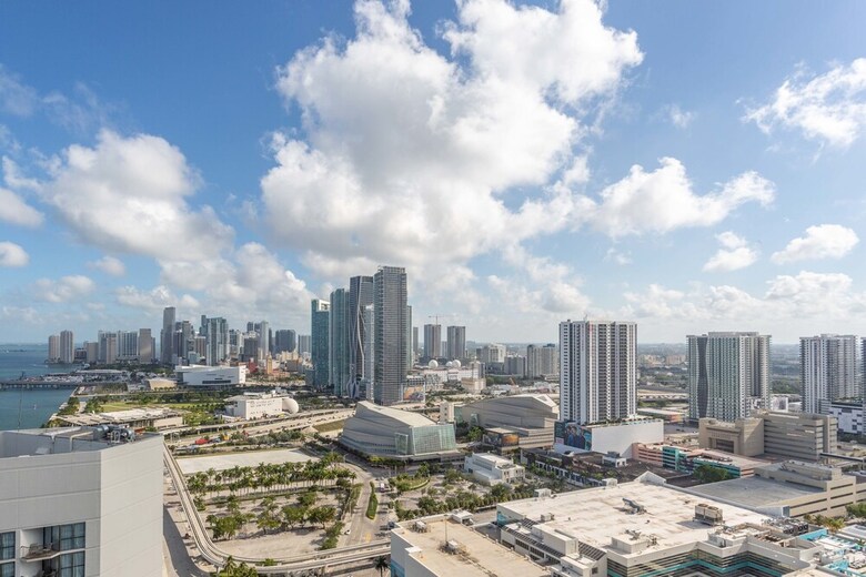 The Grand Condos By Edgewater One Ir