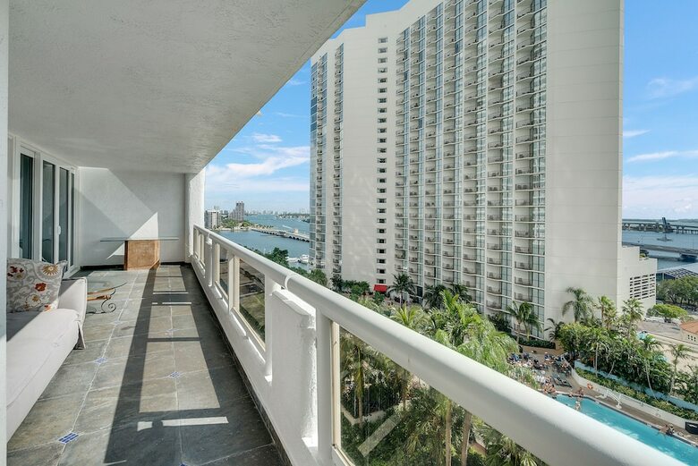 The Grand Condos By Edgewater One Ir