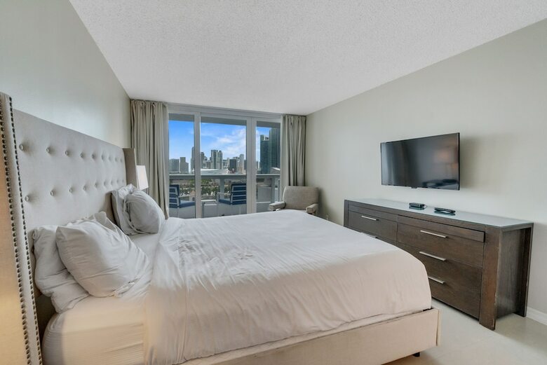 The Grand Condos By Edgewater One Ir
