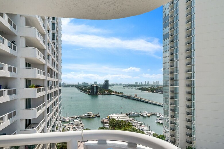 The Grand Condos By Edgewater One Ir