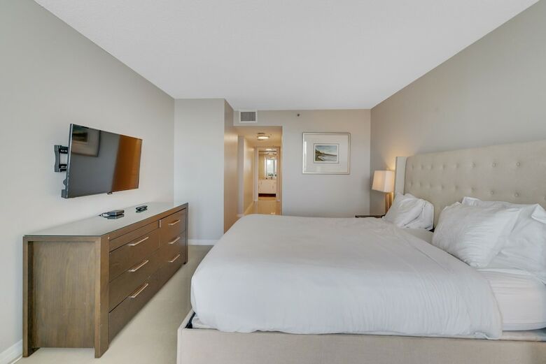 The Grand Condos By Edgewater One Ir