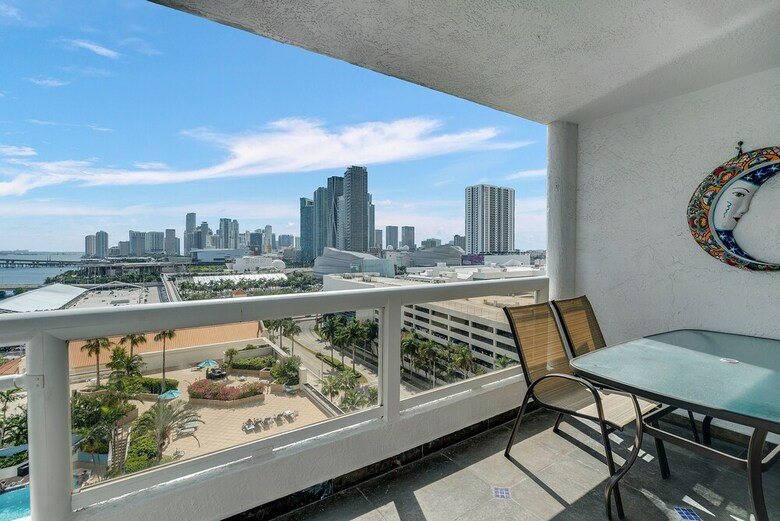 The Grand Condos By Edgewater One Ir