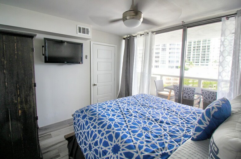 The Grand Condos By Edgewater One Ir