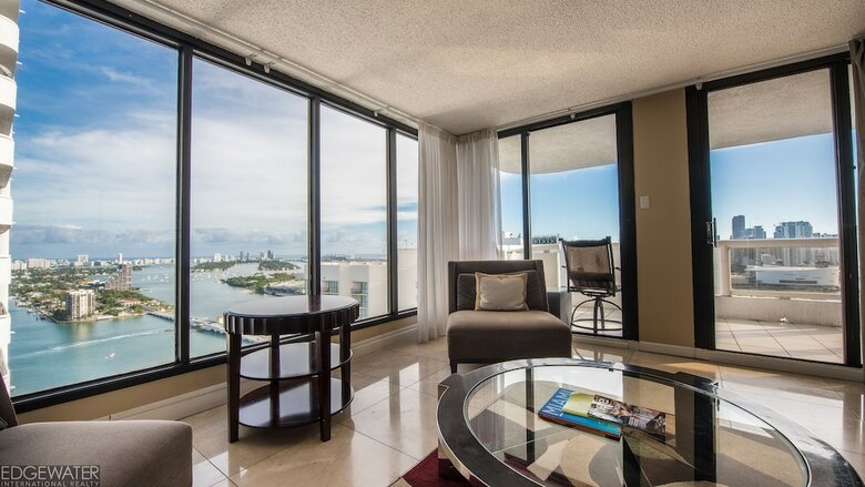 The Grand Condos By Edgewater One Ir
