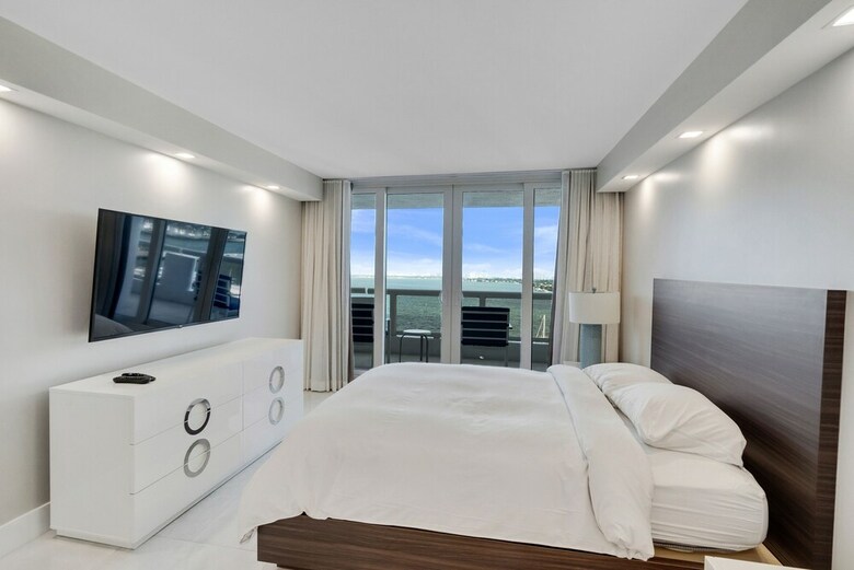 The Grand Condos By Edgewater One Ir