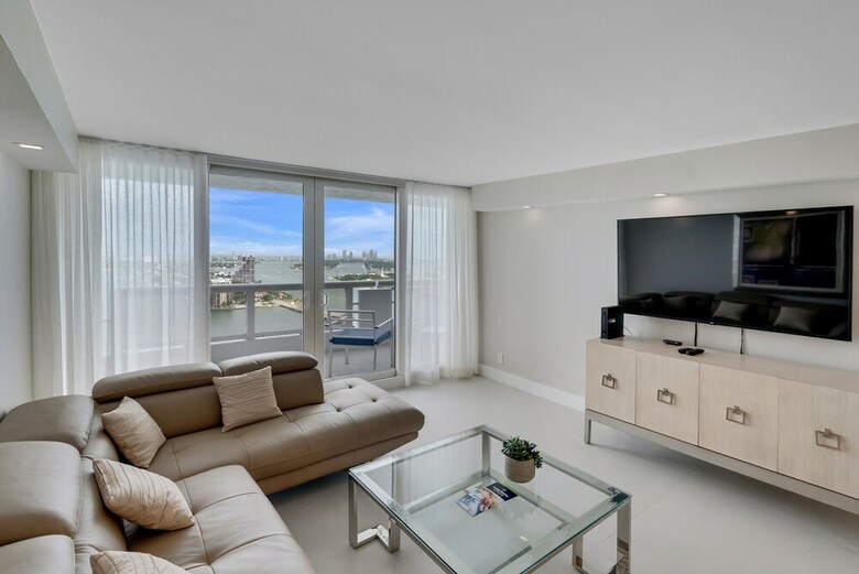 The Grand Condos By Edgewater One Ir