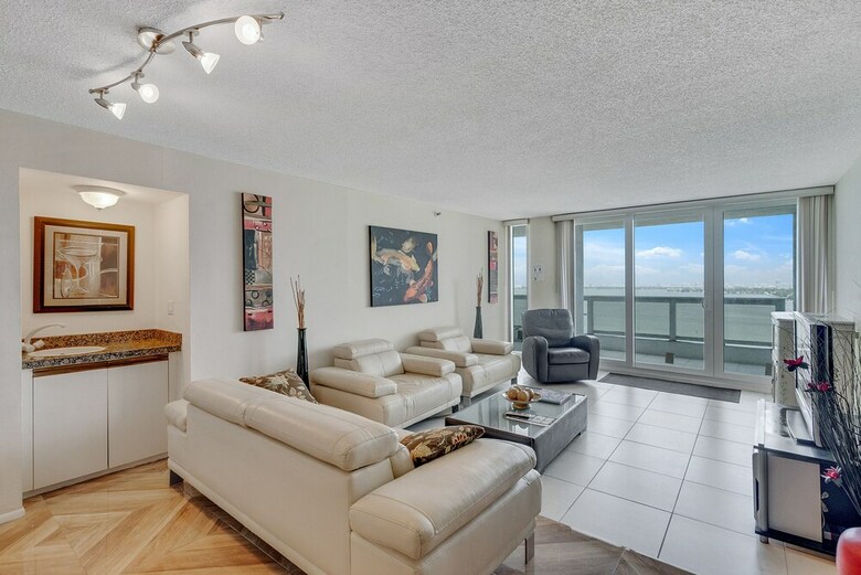 The Grand Condos By Edgewater One Ir