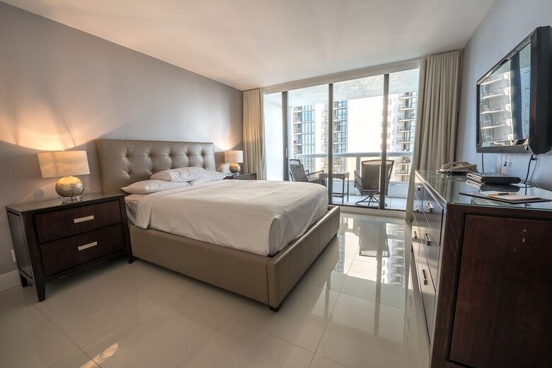 The Grand Condos By Edgewater One Ir