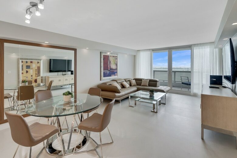 The Grand Condos By Edgewater One Ir