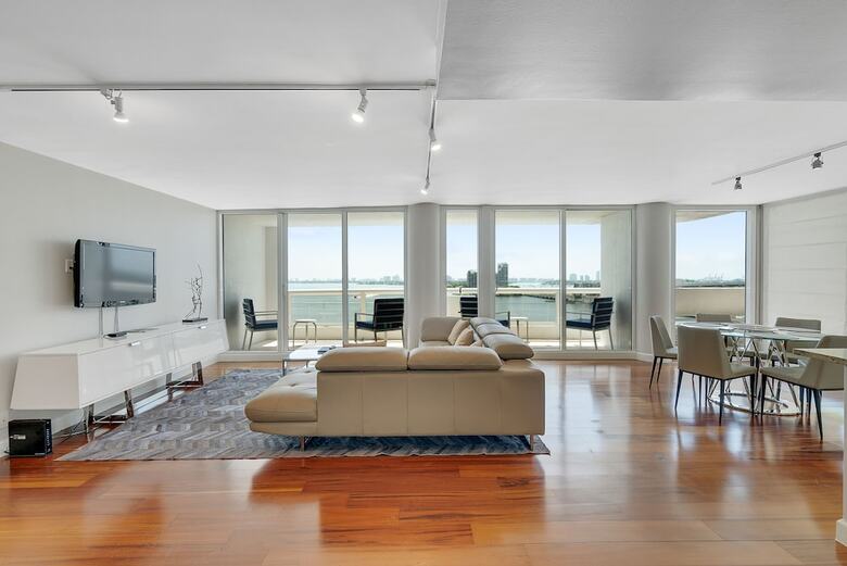 The Grand Condos By Edgewater One Ir