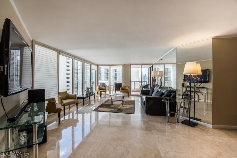 The Grand Condos By Edgewater One Ir