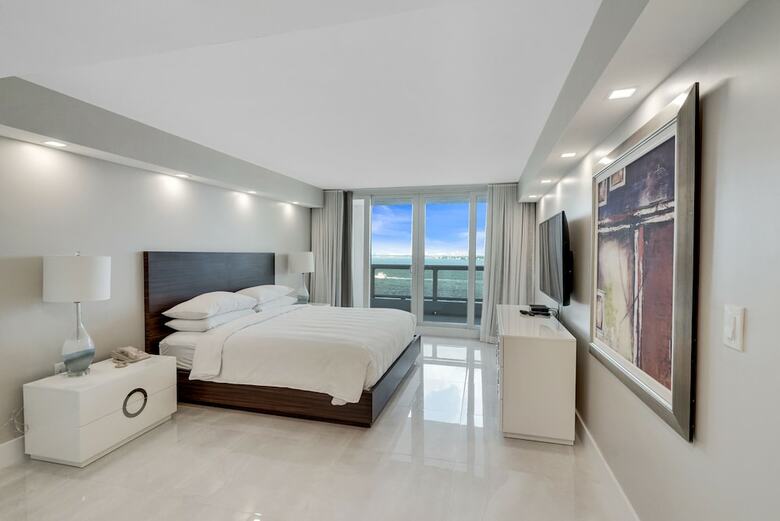 The Grand Condos By Edgewater One Ir