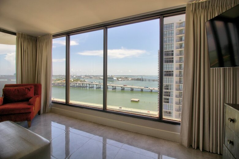 The Grand Condos By Edgewater One Ir