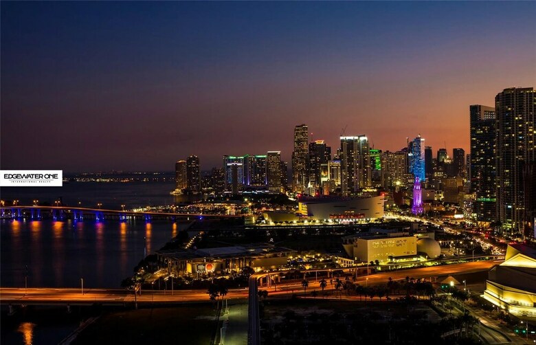 The Grand Condos By Edgewater One Ir