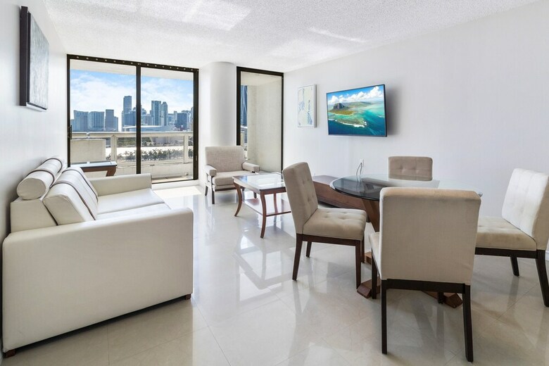 The Grand Condos By Edgewater One Ir