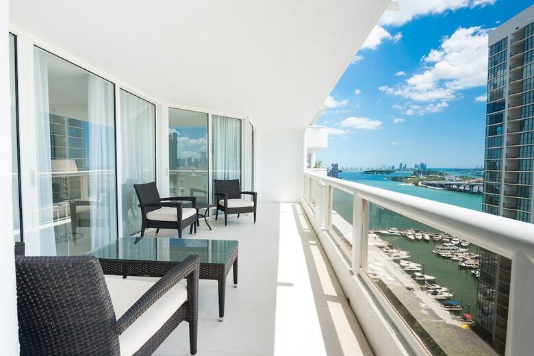 The Grand Condos By Edgewater One Ir
