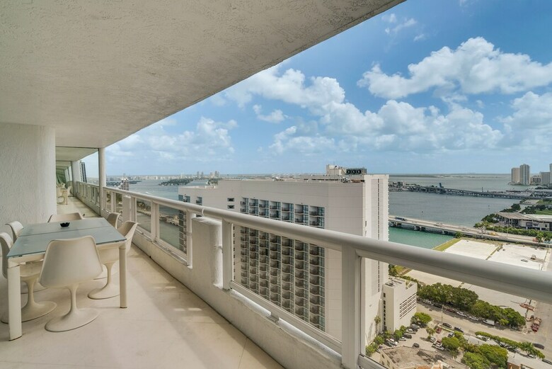 The Grand Condos By Edgewater One Ir