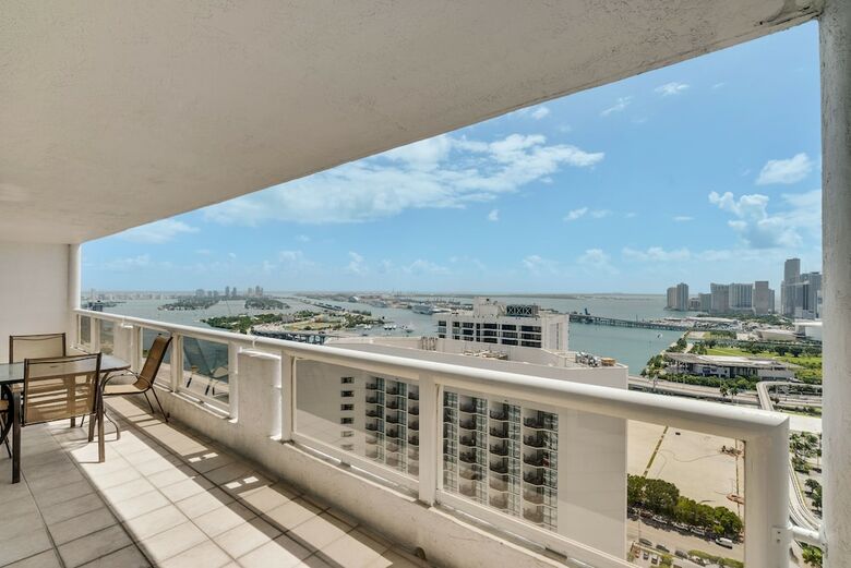 The Grand Condos By Edgewater One Ir