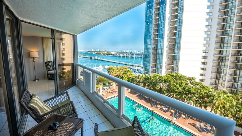 The Grand Condos By Edgewater One Ir