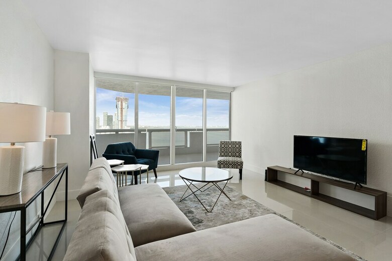 The Grand Condos By Edgewater One Ir
