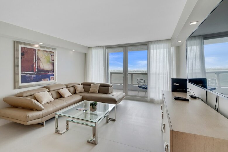 The Grand Condos By Edgewater One Ir