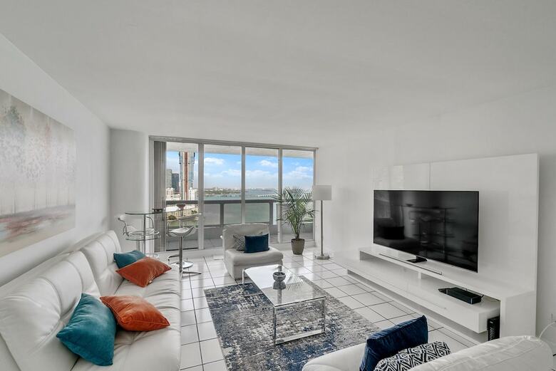 The Grand Condos By Edgewater One Ir