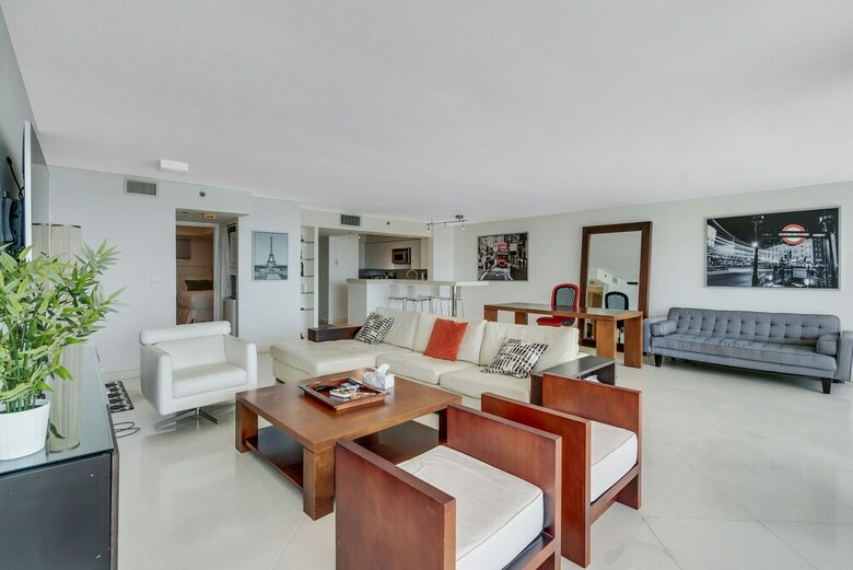 The Grand Condos By Edgewater One Ir