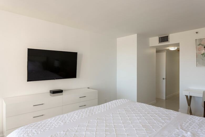 The Grand Condos By Edgewater One Ir