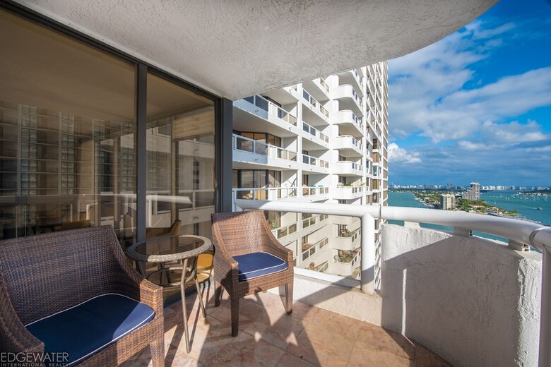 The Grand Condos By Edgewater One Ir
