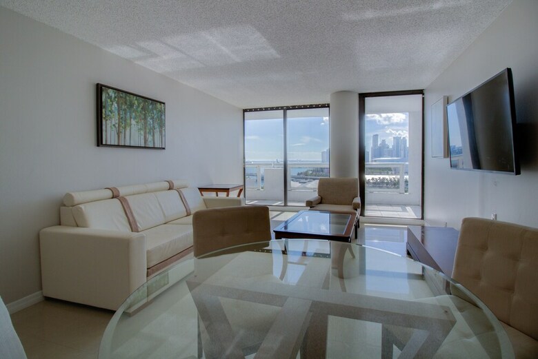 The Grand Condos By Edgewater One Ir