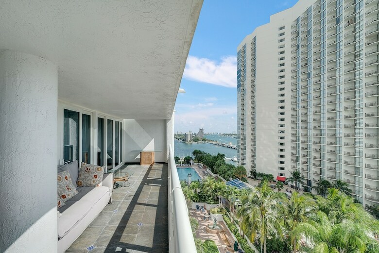 The Grand Condos By Edgewater One Ir
