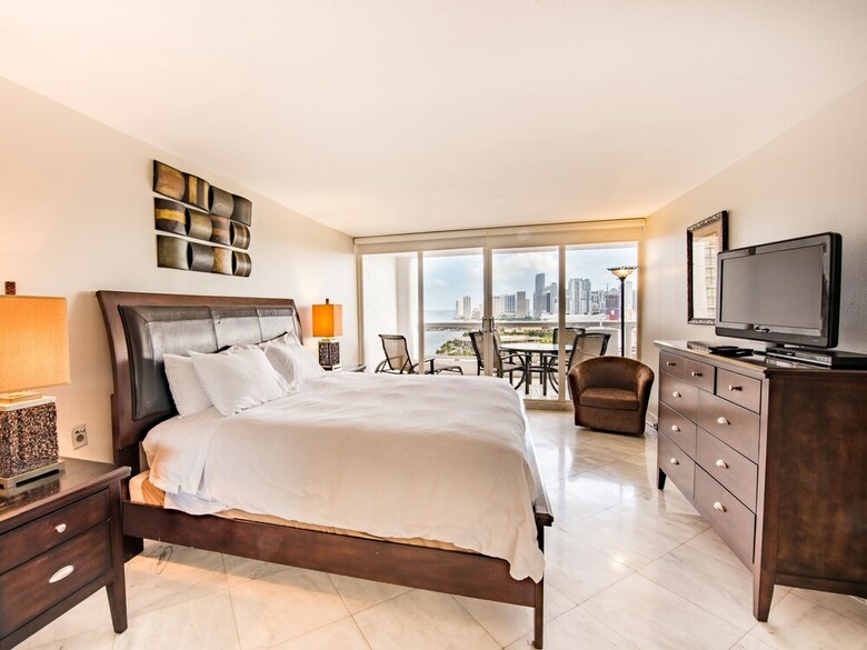 The Grand Condos By Edgewater One Ir