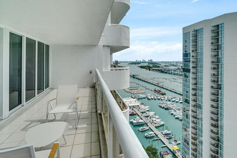 The Grand Condos By Edgewater One Ir
