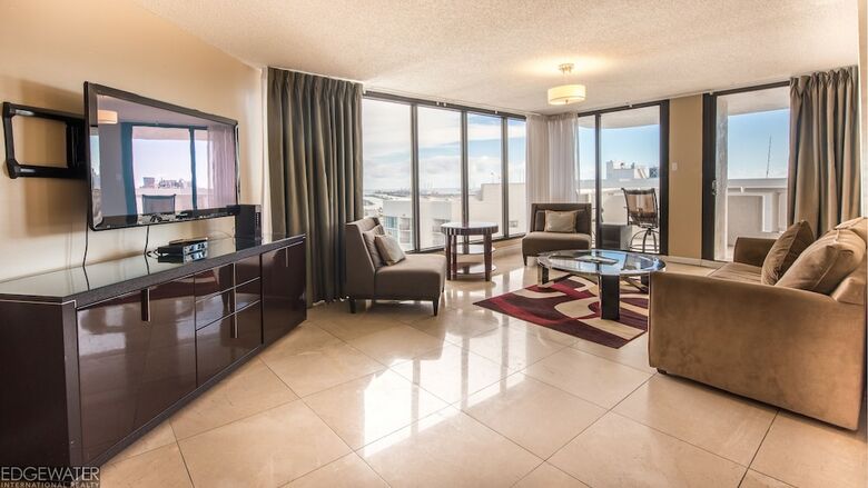 The Grand Condos By Edgewater One Ir