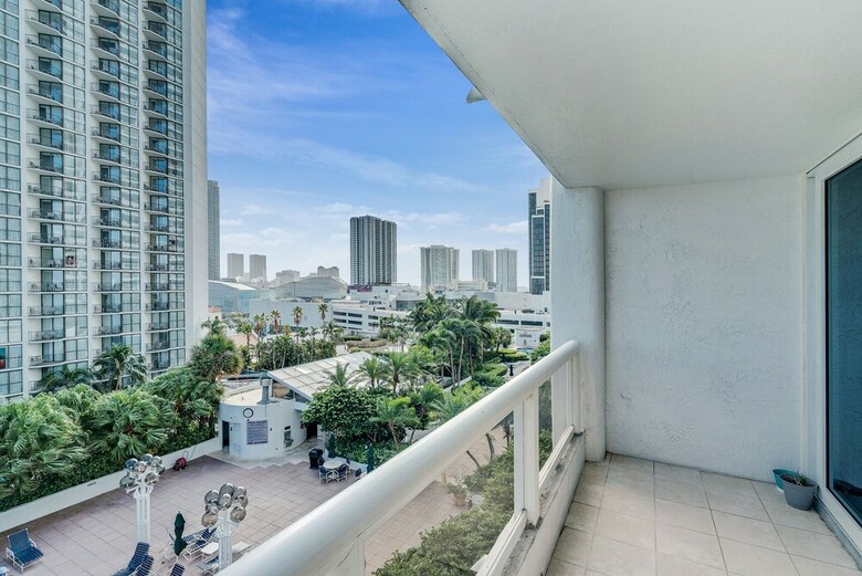 The Grand Condos By Edgewater One Ir