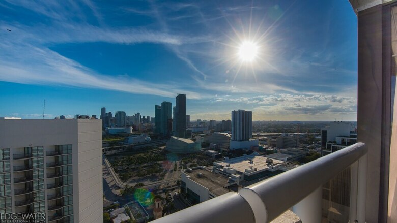 The Grand Condos By Edgewater One Ir