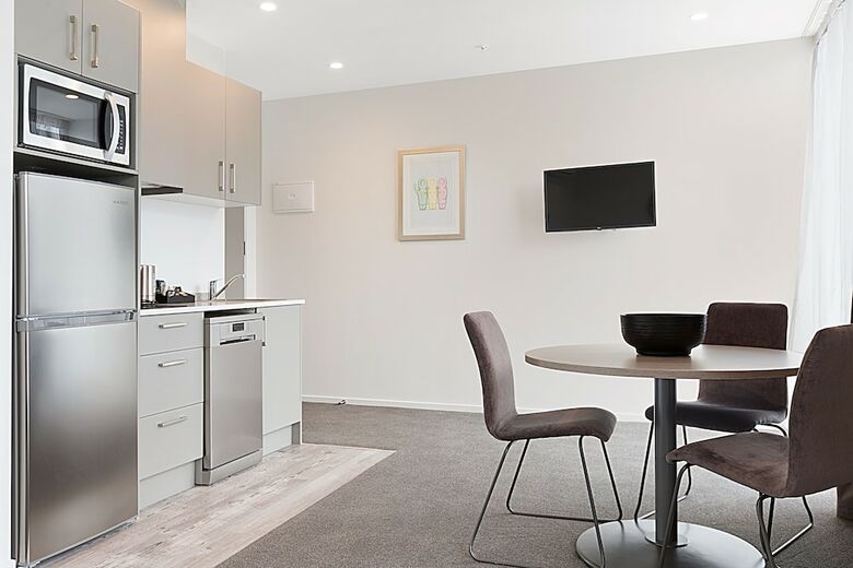 Aparthotel Ramada Suites Victoria Street West