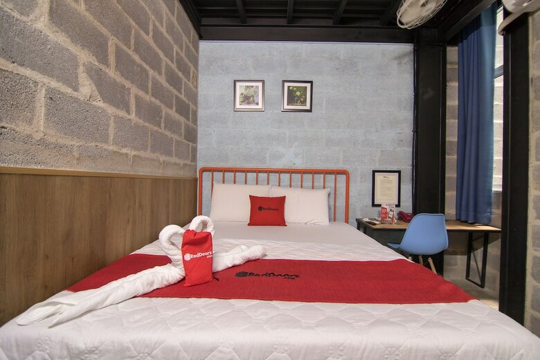 Hotel Reddoorz Plus @ Ung Van Khiem Street
