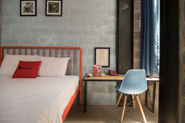 Hotel Reddoorz Plus @ Ung Van Khiem Street
