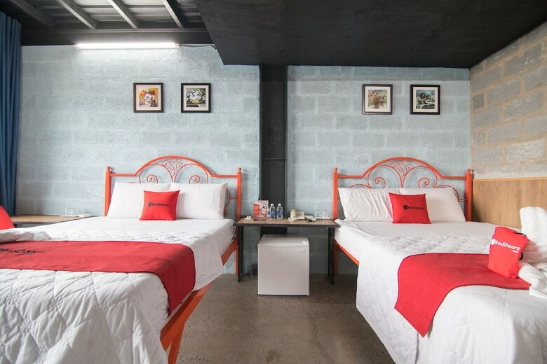 Hotel Reddoorz Plus @ Ung Van Khiem Street