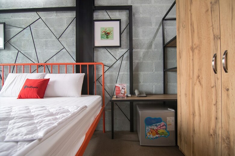 Hotel Reddoorz Plus @ Ung Van Khiem Street