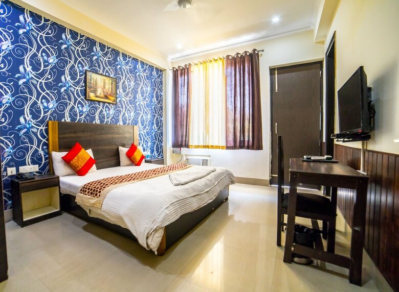 Hotel The Royal Crown