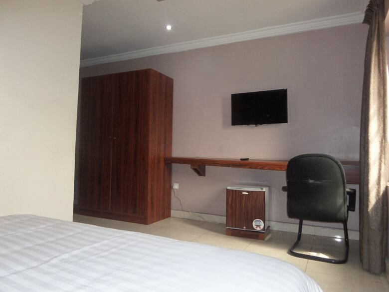Serena Hotel & Suites