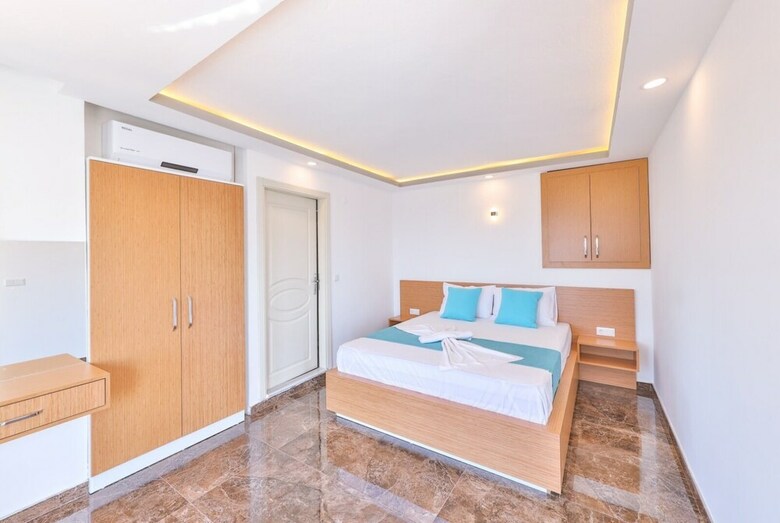 3 House Apart