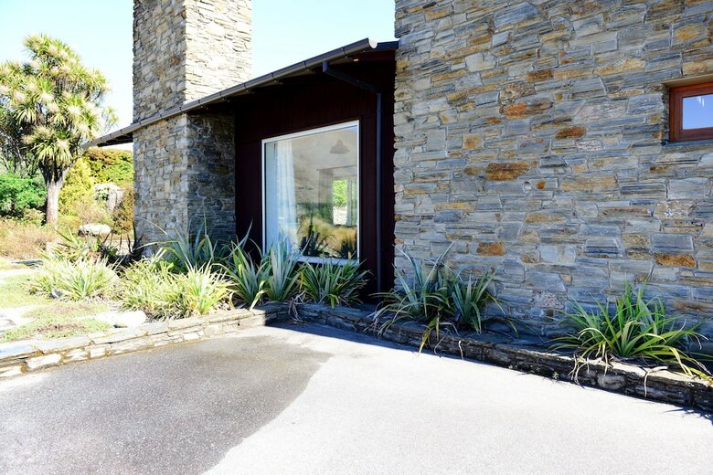 Lakeside Residence